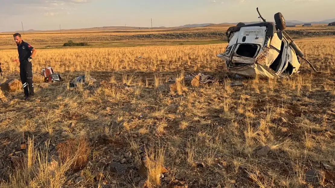 Karayazı'da trafik kazasında aile faciası: 3 kişi hayatını kaybetti, sürücü ağır yaralı!