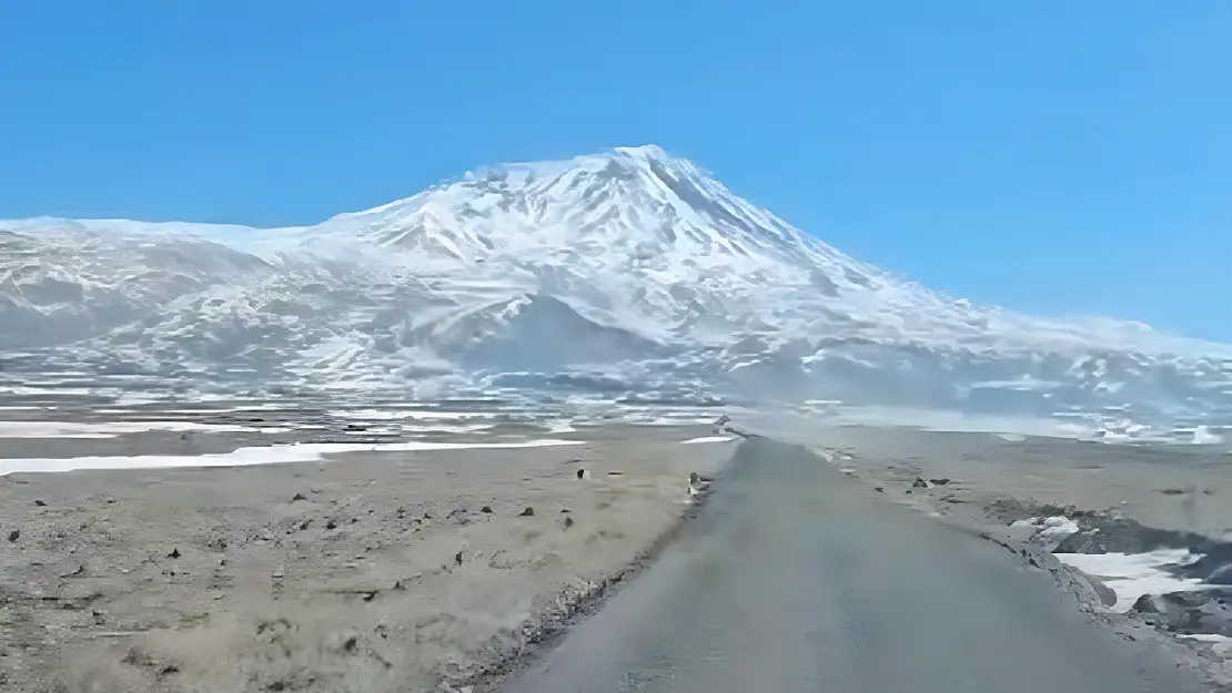 Karla kaplı Ağrı Dağı berrak görüntüsü ile göz kamaştırdı