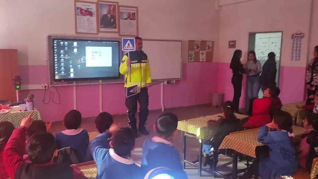 Kars Jandarmasından öğrencilere trafik bilinci semineri