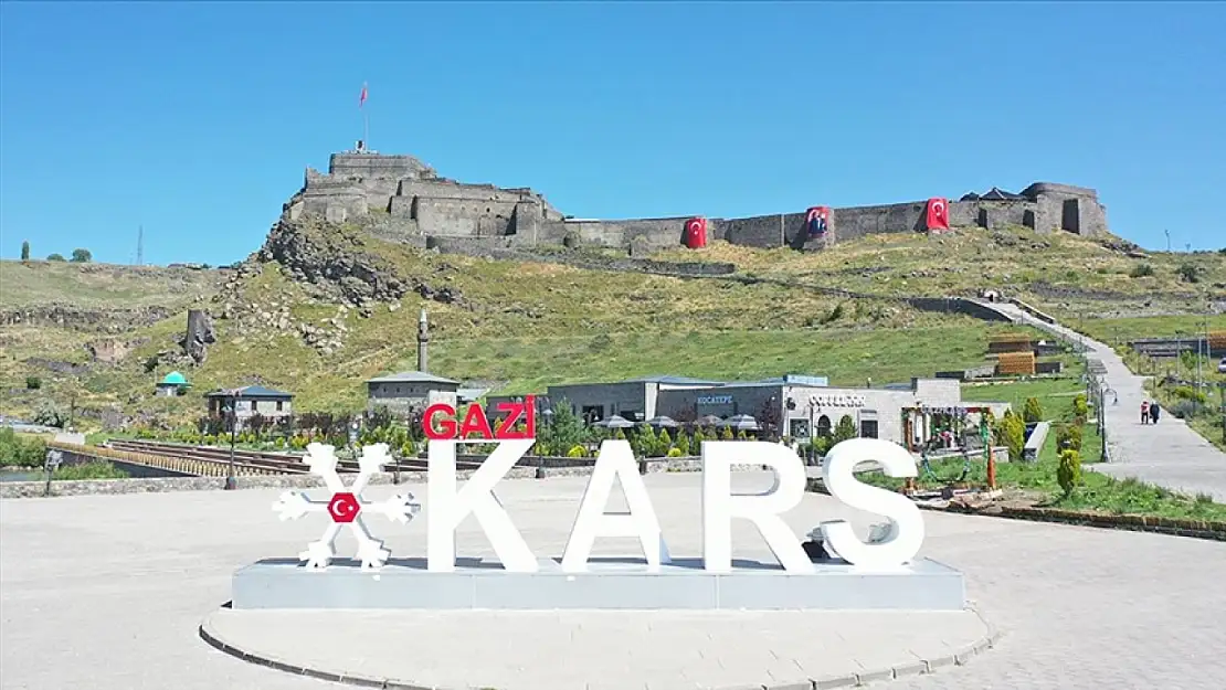 Kars Kalesi ve Şehir Terörsüz Türkiye Temasıyla Türk Bayraklarıyla Süsleniyor