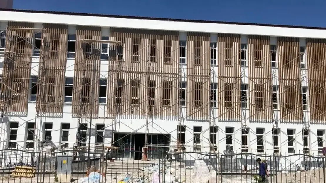 Kars Merkez Kütüphanesi'nin onarım çalışmaları sona yaklaşıyor, modern bir yapıya kavuşuyor.