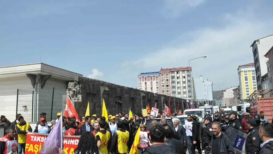 Kars'ta 1 Mayıs Etkinliklerinde Gergin Anlar: Arbede Çıktı