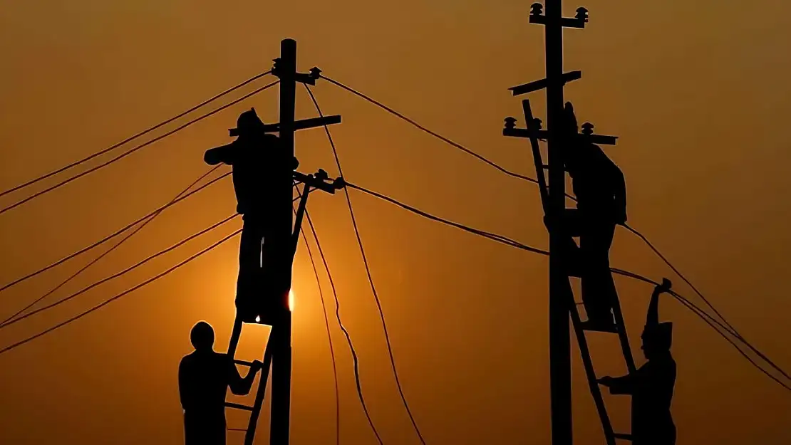 Kars'ta 3 Gün Sürecek Elektrik Kesintisi: İlçelerde Bakım ve Yenileme Faaliyetleri Başlatıldı