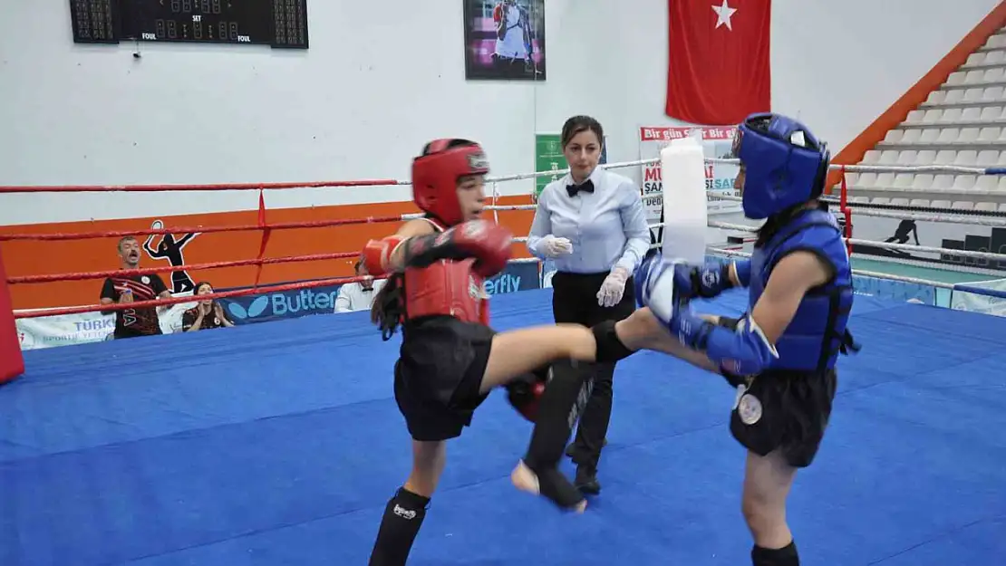 Kars'ta 500 sporcuyla Muaythai Şampiyonası heyecanı, kültürel keşiflerle sürüyor!