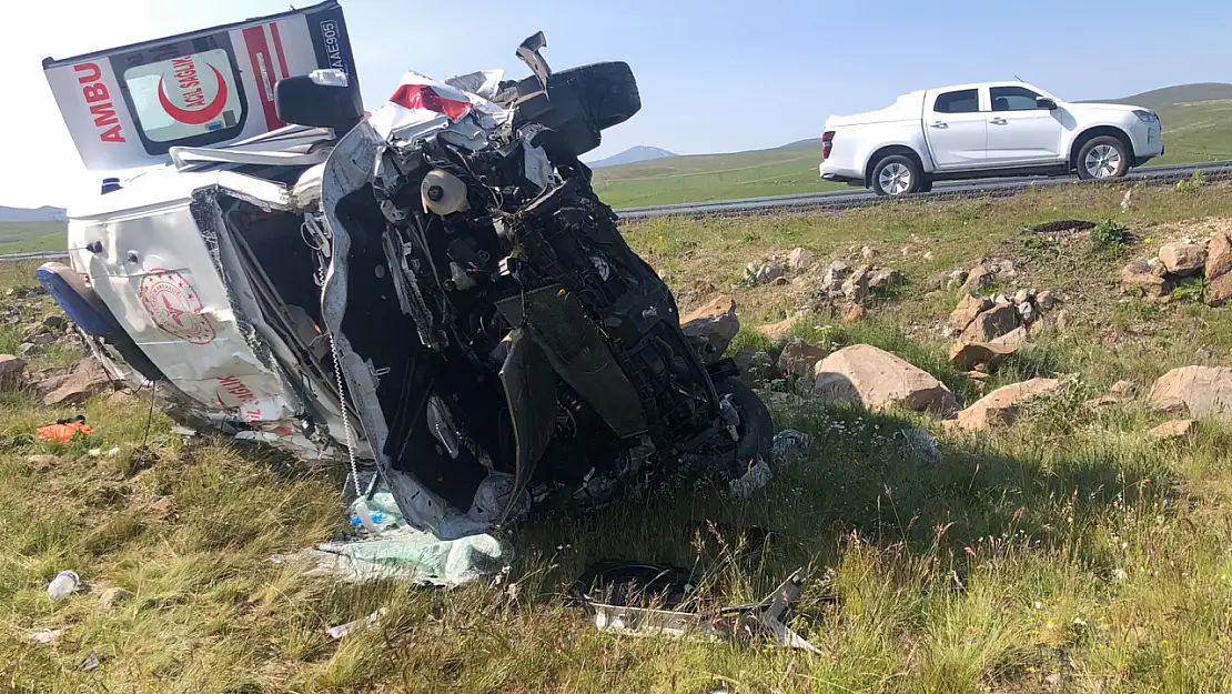 Kars'ta ambulans şarampole uçtu, 4 sağlık çalışanı yaralandı