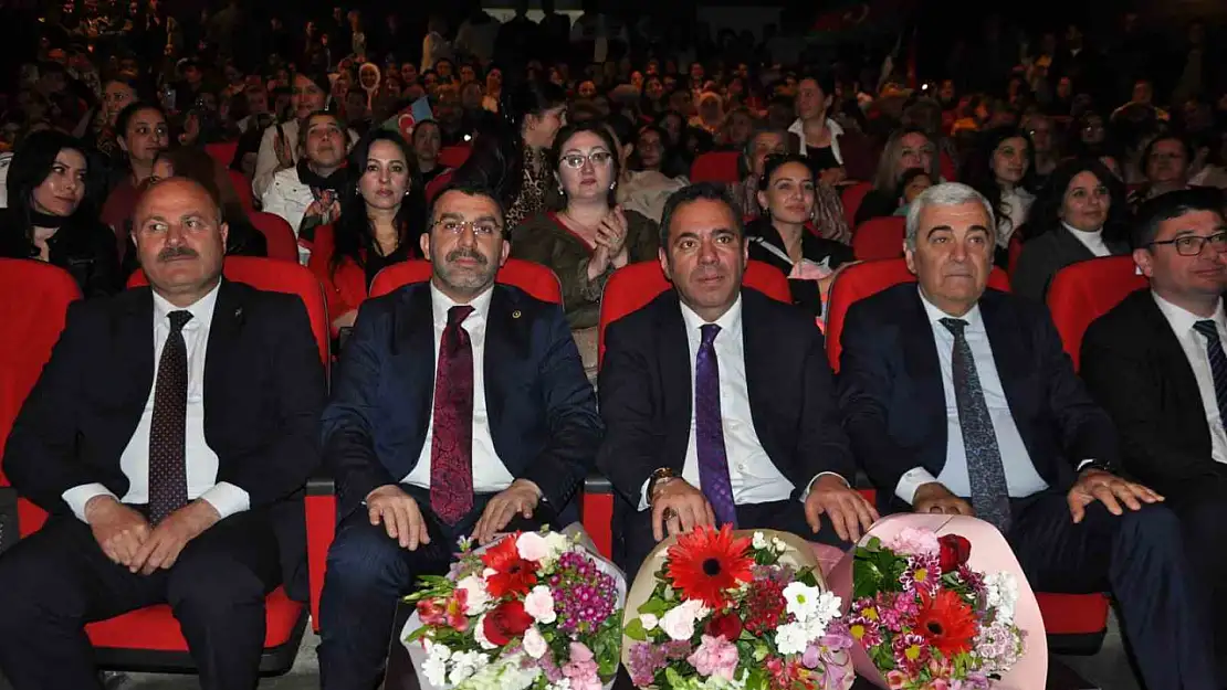 Kars'ta Azerbaycan kültürü defile ve konserle renklendi, unutulmaz bir gece yaşandı