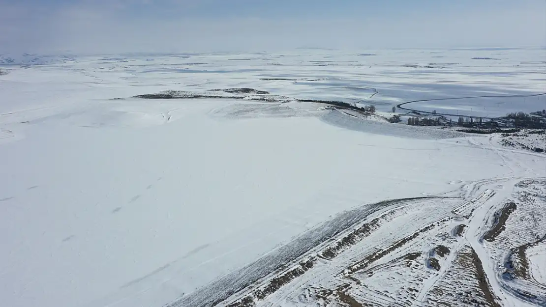 Kars'ta Bayburt Barajı buz tuttu