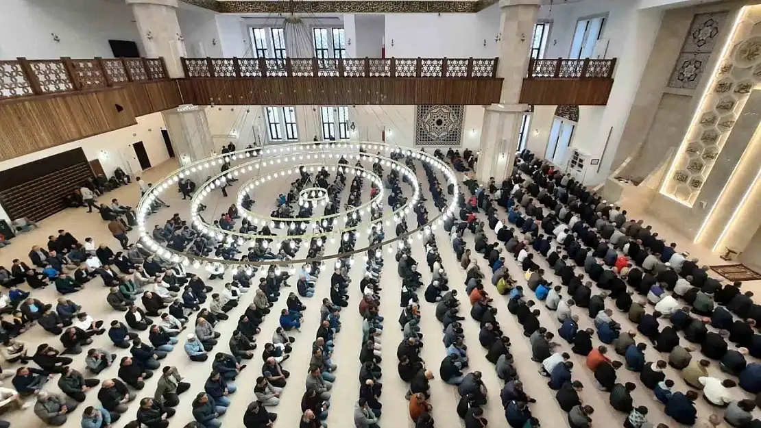 Kars'ta bayram namazı coşkusu: Camiler doldu, birlik ve beraberlik mesajları verildi