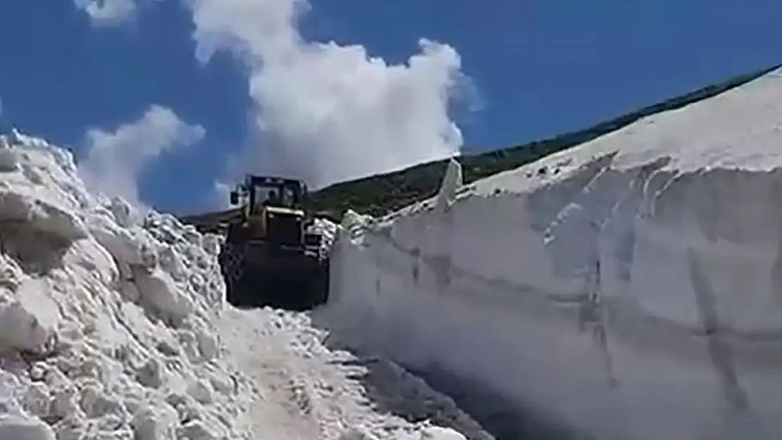 Kars'ta besiciler için yayla yollarında kar temizleme çalışmaları devam ediyor