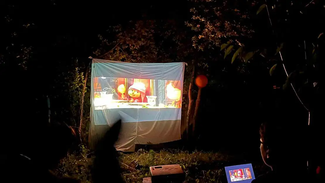 Kars'ta Bir Öğretmenden Yaz Akşamında Çocuklara Sinema Şöleni