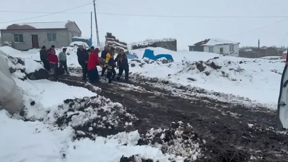 Kars'ta boynu kırılan yaşlı kadın için zamanla yarış