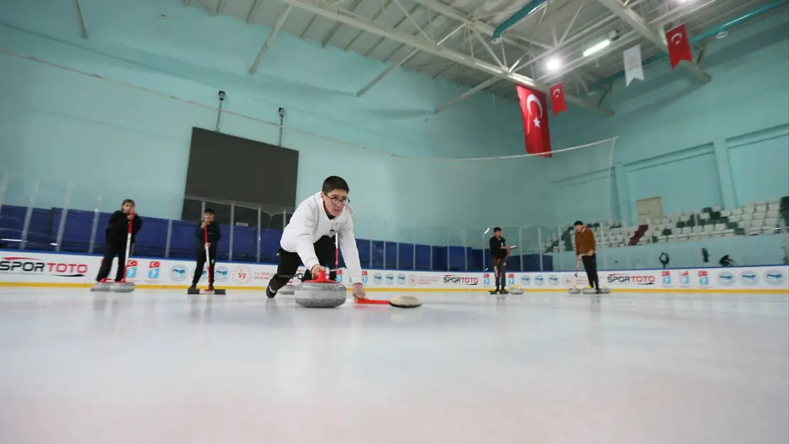 Kars'ta çocuklar curling ile tanışıyor