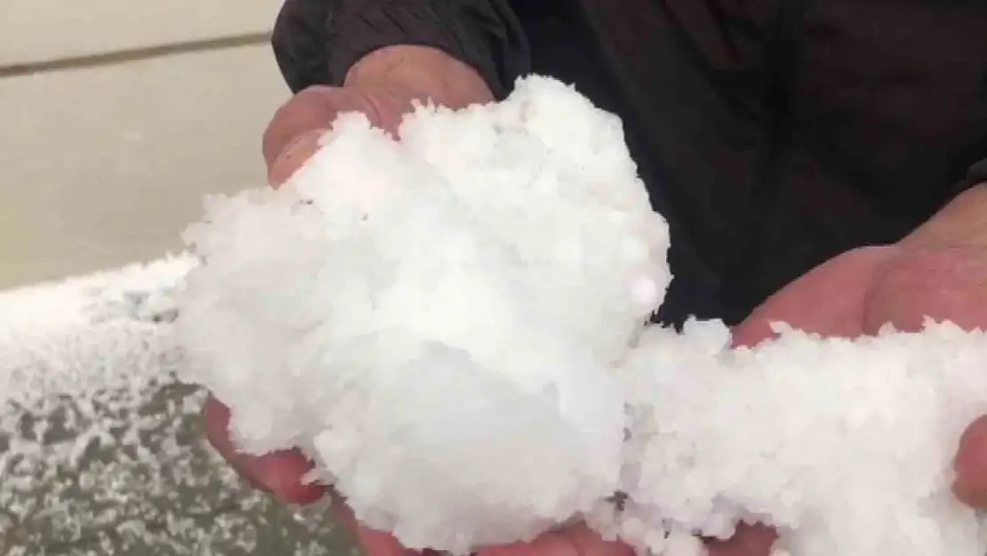 Kars'ta Dolu Yağışı Hayatı Felç Etti, Sürücüler Zor Anlar Yaşadı
