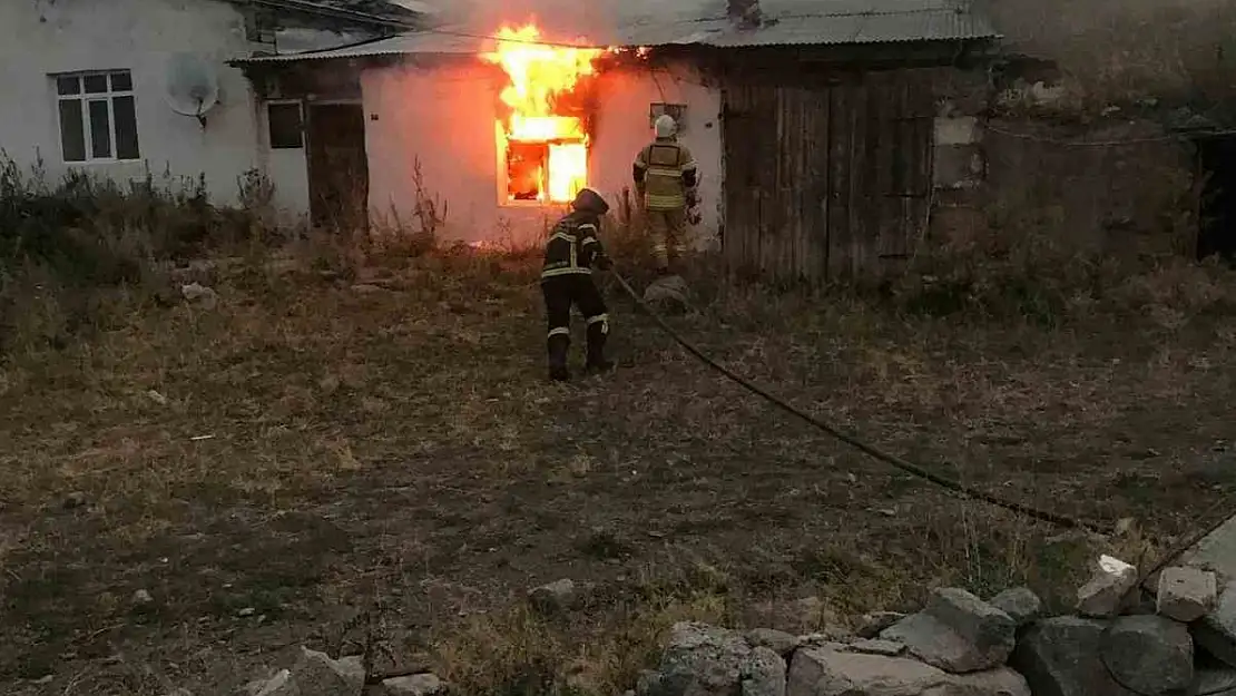 Kars'ta evde çıkan yangın itfaiye ekiplerince kısa sürede söndürüldü, tahkikat başlatıldı.