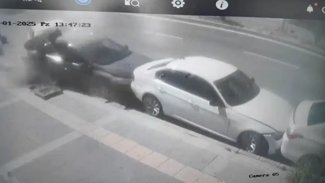 Kars'ta fren yerine gaza basan sürücü, park halindeki dört araca çarptı!