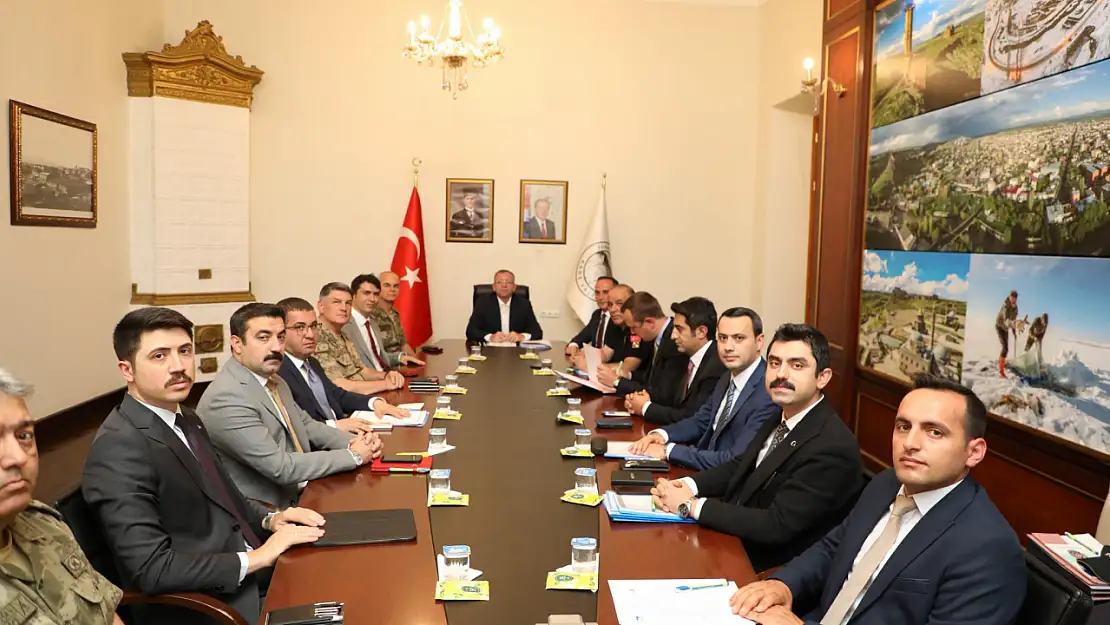 Kars'ta güvenlik toplantısı: Asayiş ve düzensiz göç önlemleri masaya yatırıldı