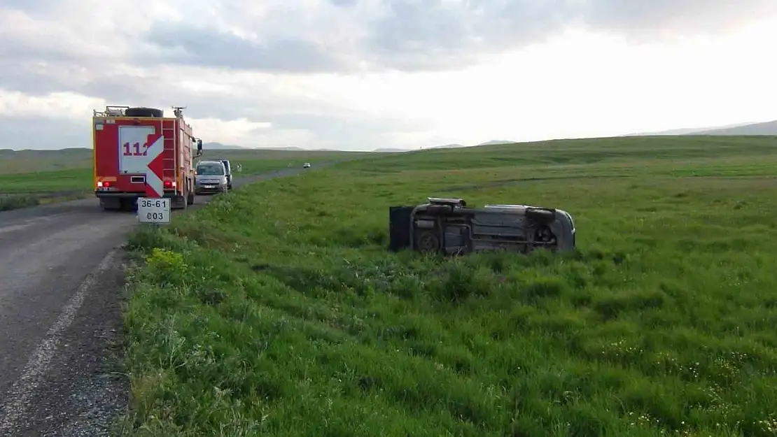 Kars'ta Hafif Ticari Araç Kontrolden Çıkarak Şarampole Yuvarlandı: 5 Yaralı!