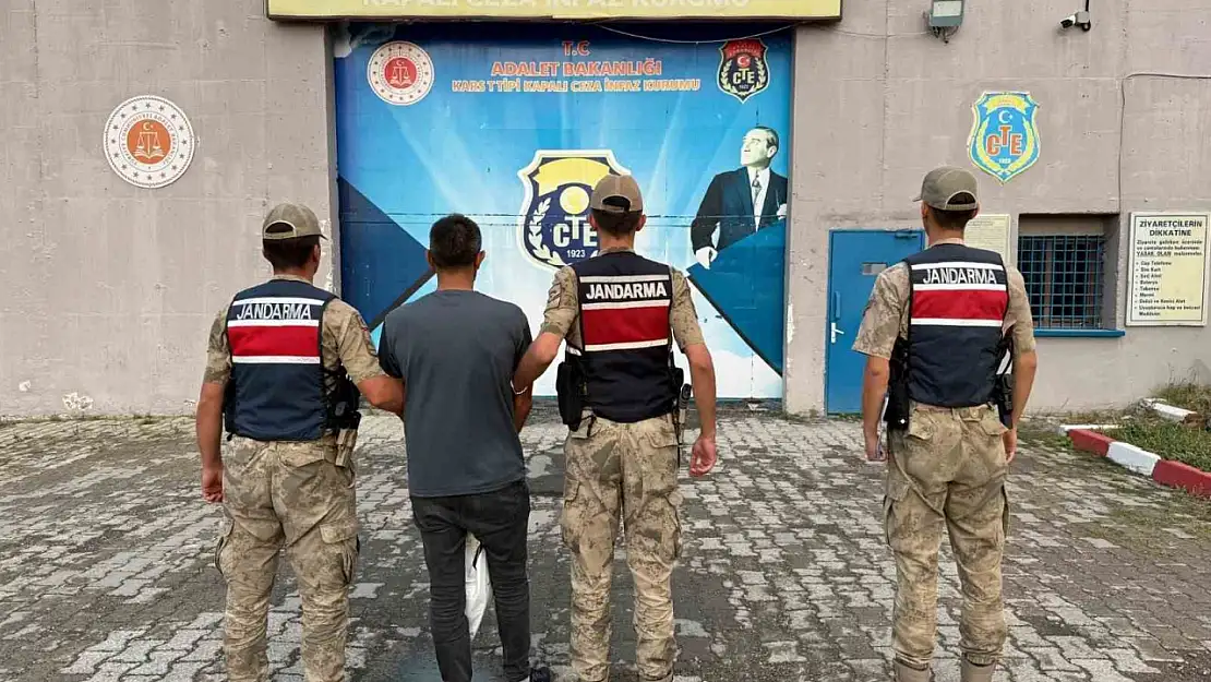 Kars'ta Halk Sağlığı Haftası'nda sağlık hizmetleri tanıtıldı ve bilgilendirme stantları kuruldu