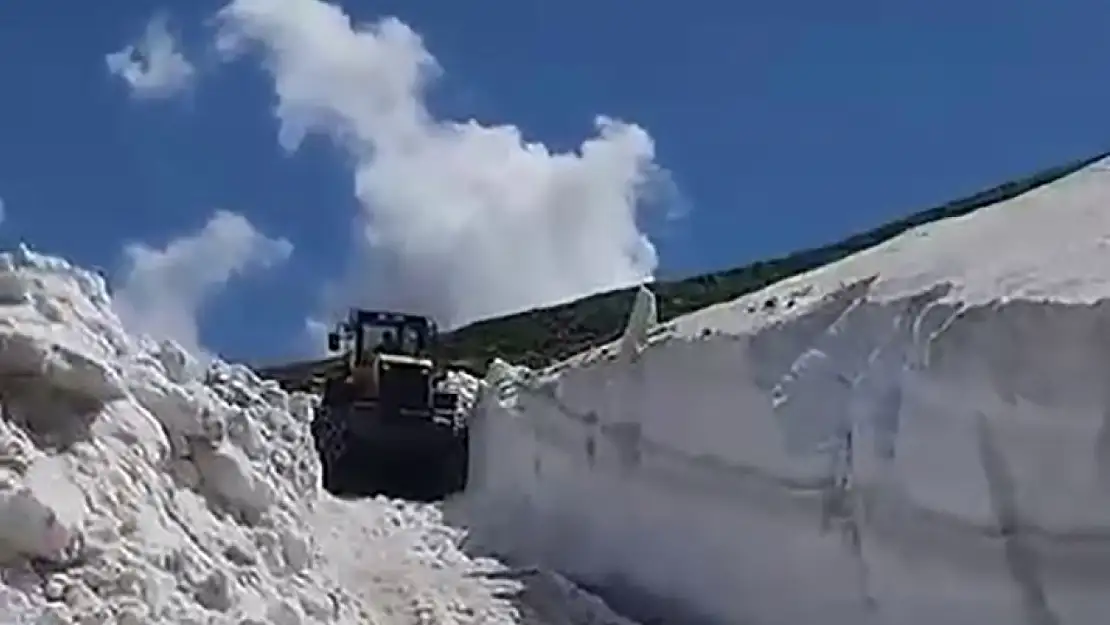 Kars'ta Haziran Ortasında Kar Mücadelesi Başladı