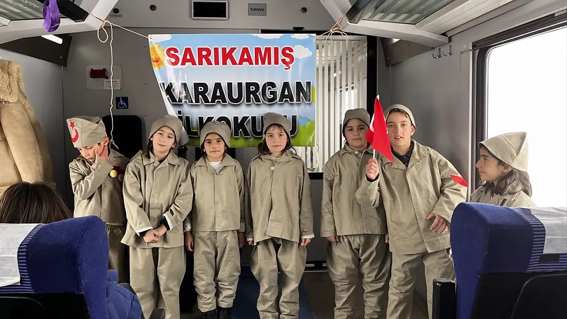 Kars'ta ilkokul öğrencileri Doğu Ekspresi'nde Sarıkamış şehitlerini andı