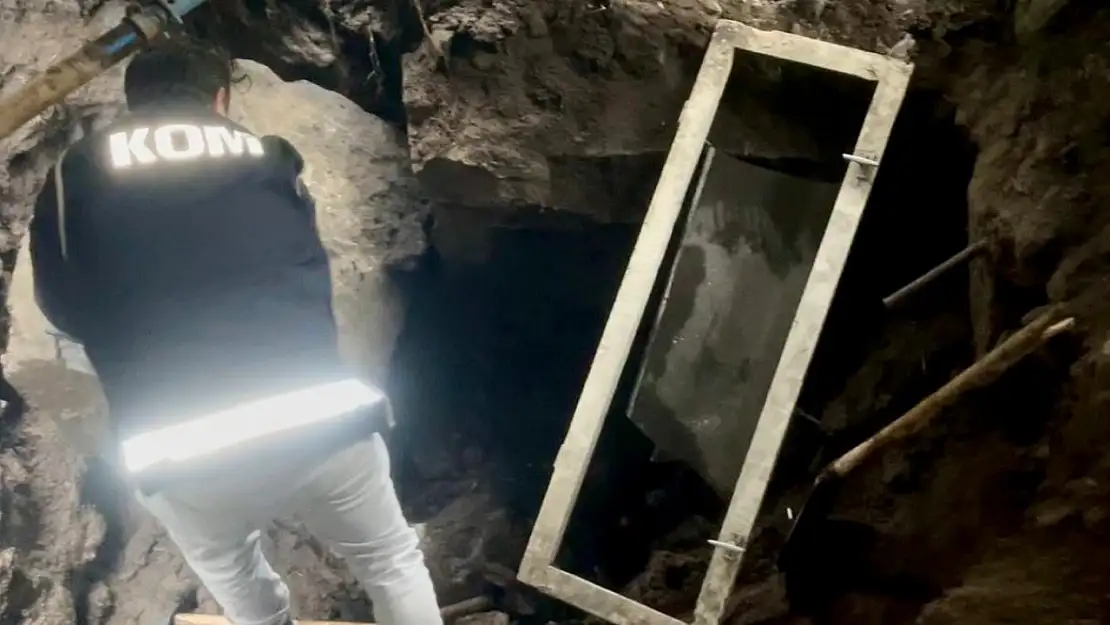 Kars'ta İzinsiz Kazı Yapan Defineciler Jandarmaya Yakalandı