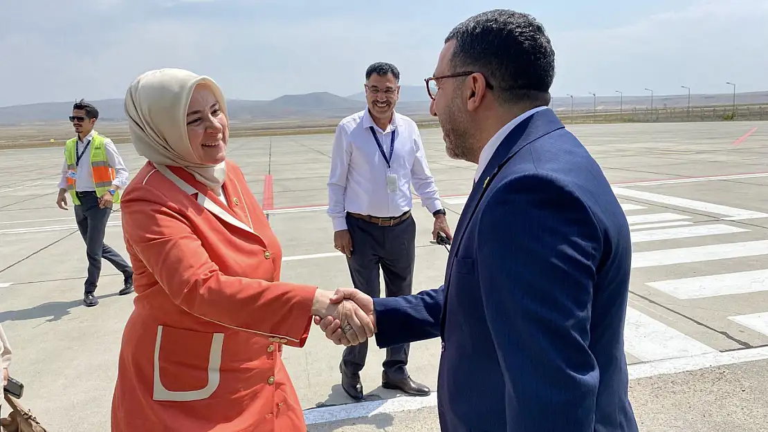 Kars'ta Kadın Siyaseti Gelişiyor: AK Parti Kadın Kolları'ndan Önemli Etkinlik