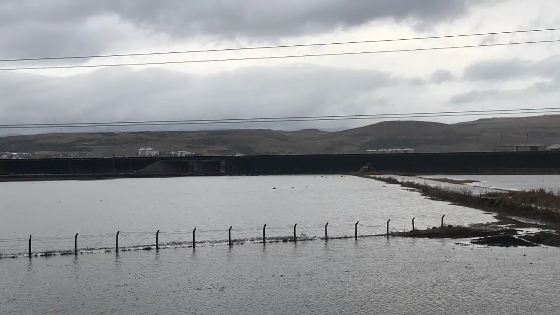 Kars'ta karlar eriyor, dereler taşıyor