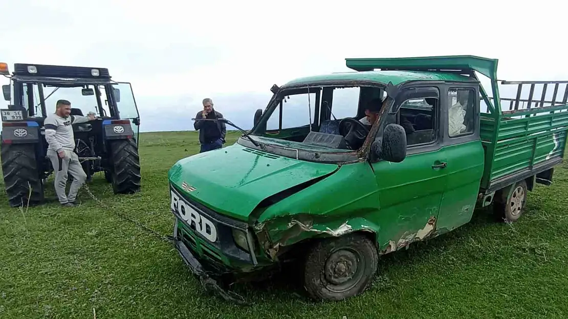 Kars'ta Kaygan Yolda Uçan Kamyonet Dereden Çekildi, Sürücü Yaralanmadı!