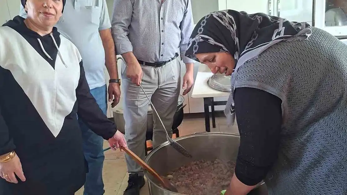 Kars'ta mahalle sakinlerinden üniversite öğrencilerine bayram ikramı dayanışması
