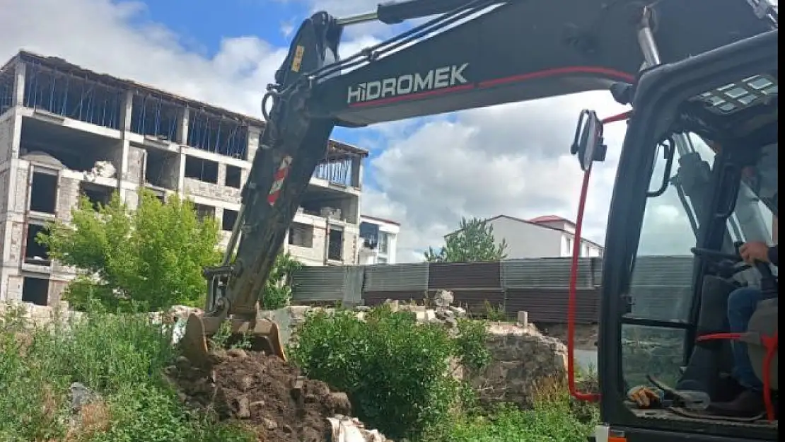 Kars'ta metruk yapılar yıkılıyor, halkın güvenliği artırılıyor ve çevre düzenleniyor