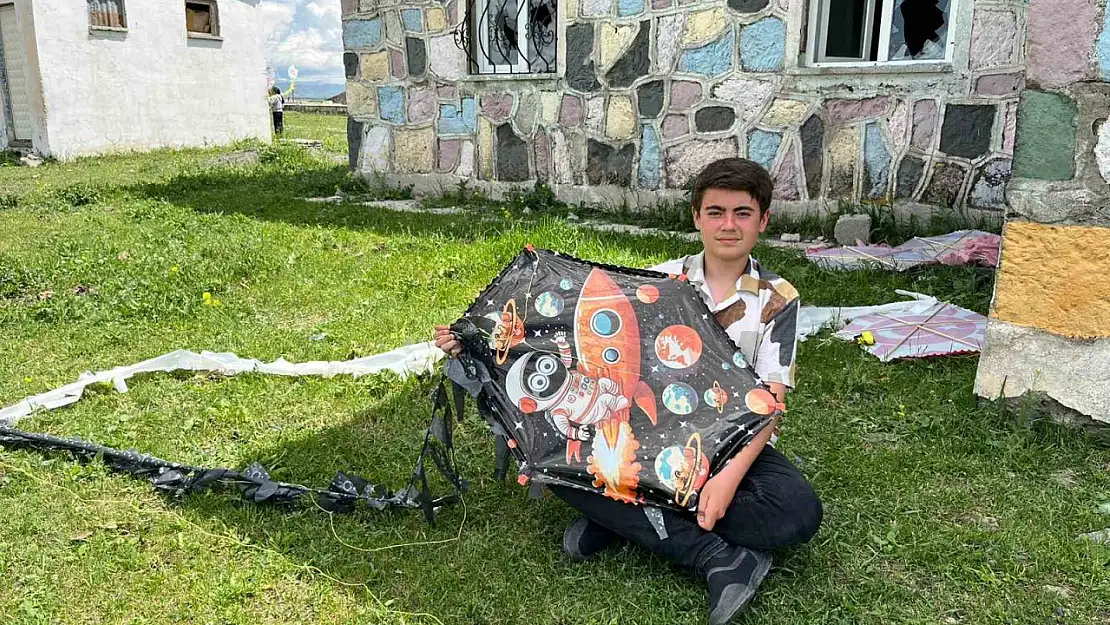 Kars'ta Öğrenciler, Rüzgarlı Havada Uçurtma Keyfini Düşerek Çıkarıyor!