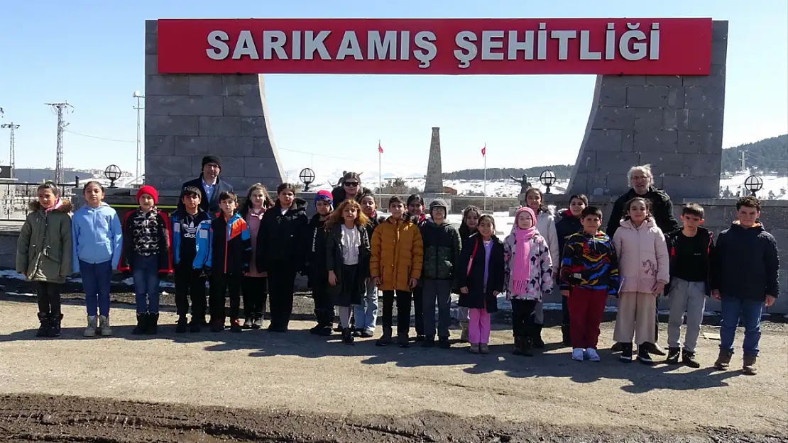 Kars'ta öğrencilere 'Şehitlere Vefa ve Tarihi Bilinç' gezisi