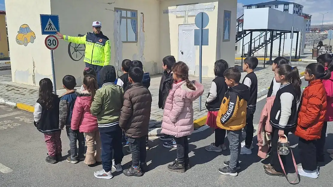 Kars'ta Öğrencilere Trafik Güvenliği Eğitimi Verildi