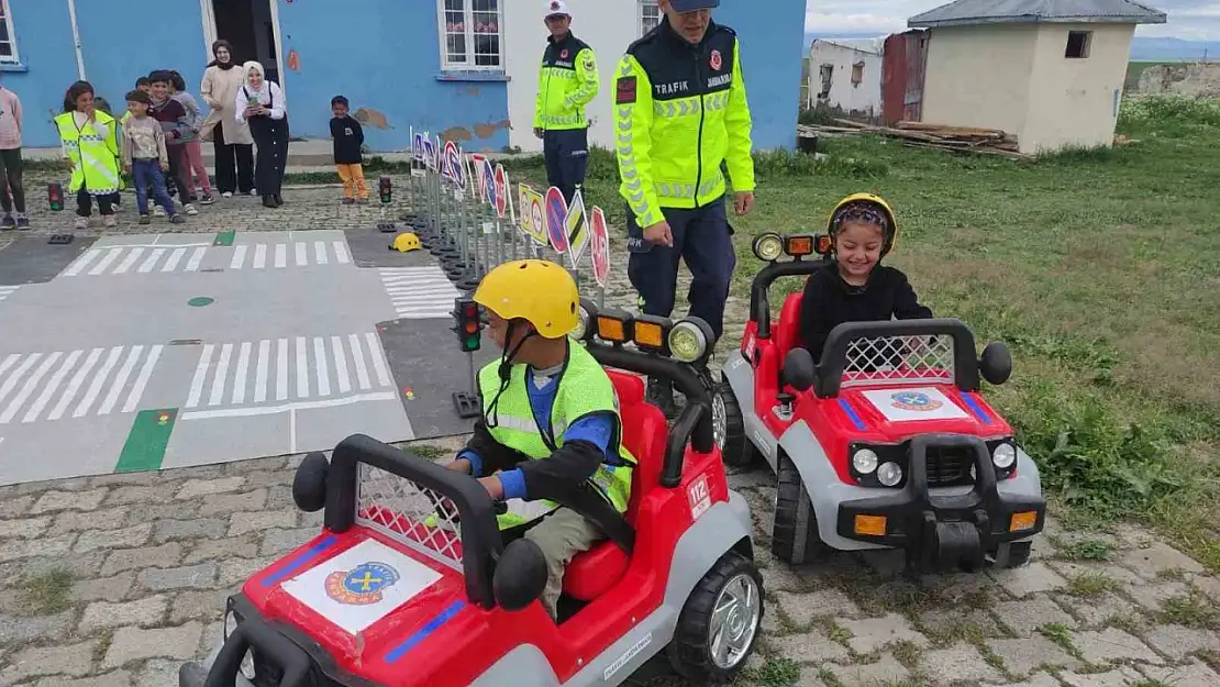 Kars'ta Öğrencilere Trafik Güvenliği Eğitimi Verildi