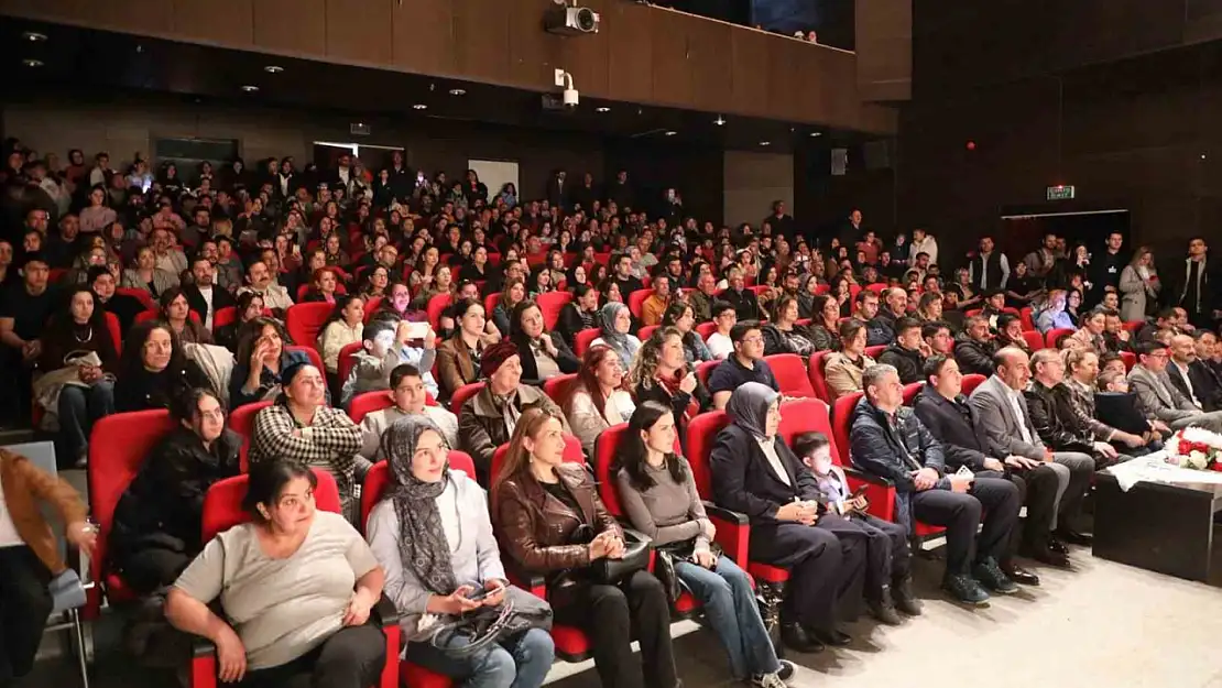 Kars'ta 'Otogargara' Tiyatroseverlerle Buluştu, Yoğun İlgi Gördü