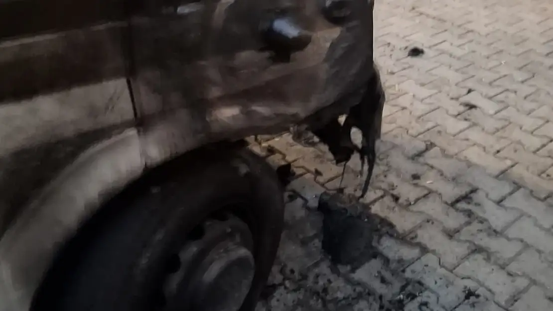 Kars'ta park halindeki pikap yandı, itfaiye yangını kısa sürede söndürdü!