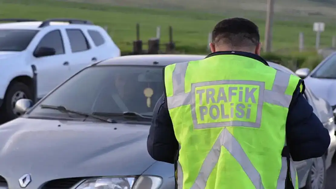 Kars'ta polis, bayram güvenliği için asayiş ve trafik kontrollerini sürdürüyor