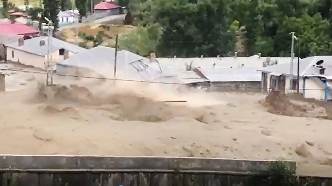 Kars'ta sağanak: Sel ve heyelan 8 köyü vurdu, yollar kapandı