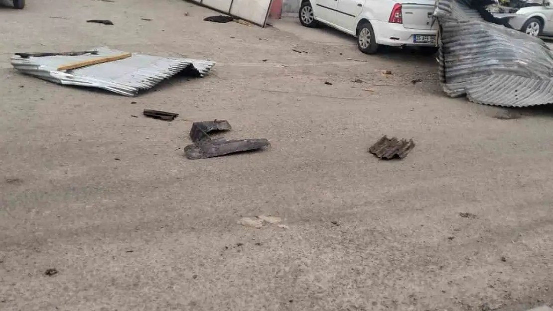 Kars'ta şiddetli rüzgar çatıları uçurdu, park halindeki araca zarar verdi!