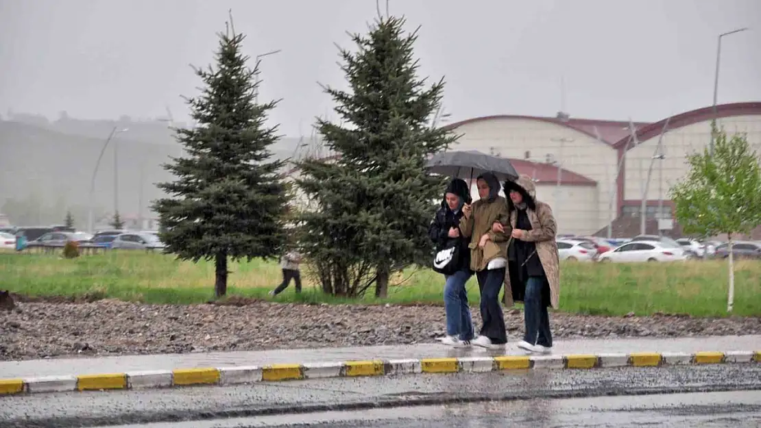Kars'ta Şiddetli Yağış Günlük Hayatı Felç Etti