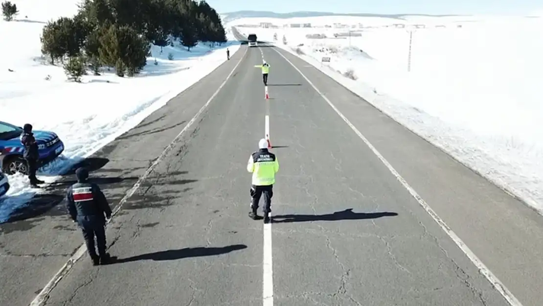 Kars'ta sivil jandarmadan yolcu otobüslerine yakın takip