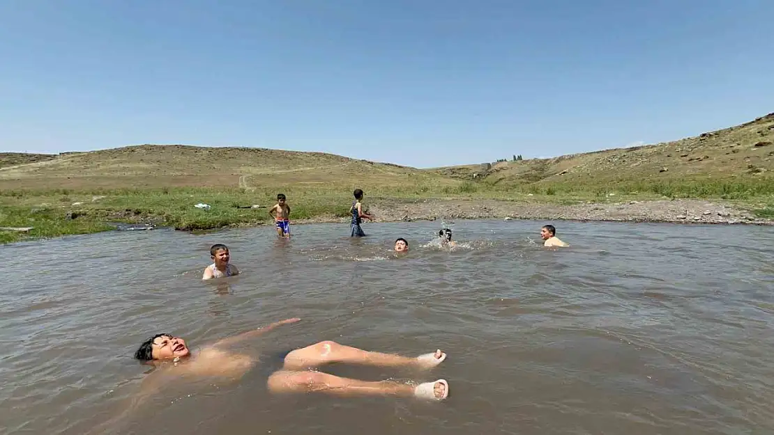 Kars'ta Termometreler 34 Dereceyi Buldu, Çocuklar Serinlemek İçin Dere Sularına Akın Etti