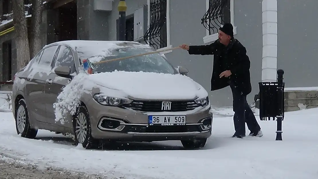 Kars'ta vatandaşların kar mesaisi başladı