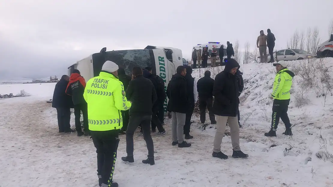 Kars'ta yolcu otobüsü devrildi: 23 yaralı