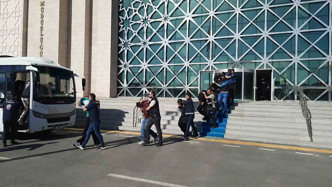 Kars'ta Yüzlerce Kişiyi Dolandıran Suç Çetesi Ele Geçirildi!