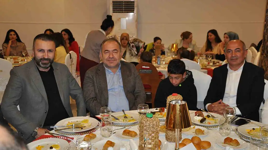 Kars'taki Hakim ve Savcılar Veda Yemeğinde Birlikte Olmanın Keyfi Çıkarıldı