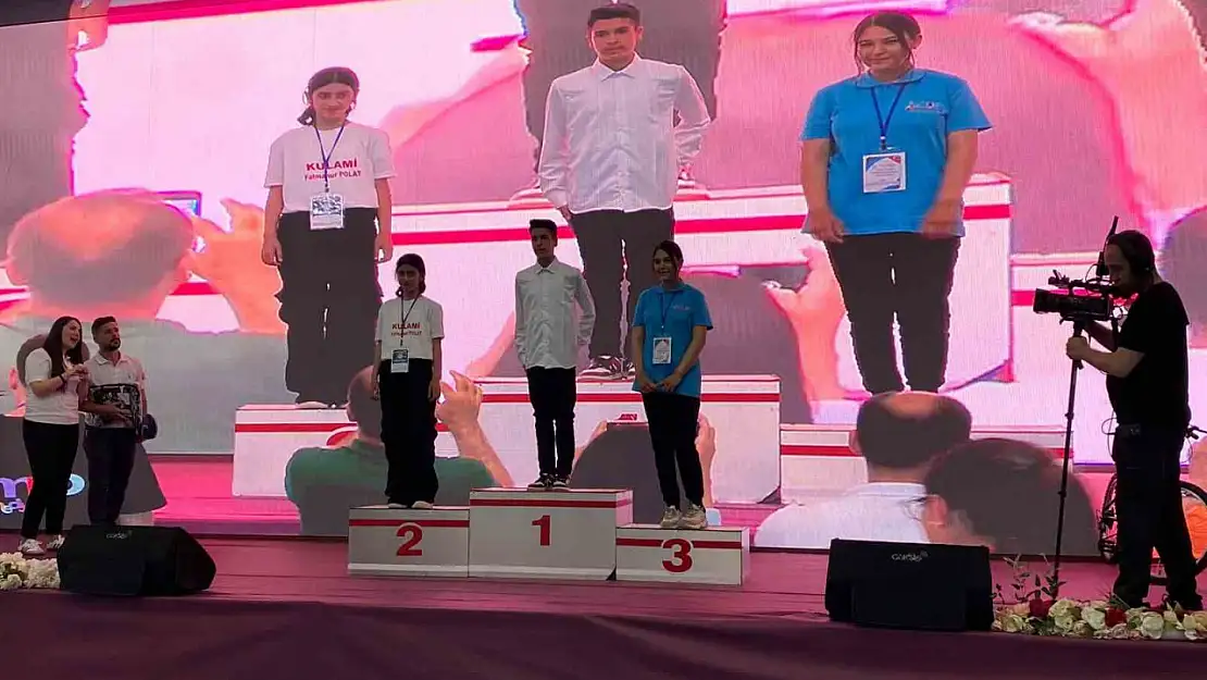 Kars'taki Türkiye Şampiyonası'nda Akyakalı kız öğrenci, zeka oyunlarında 2'nci oldu!