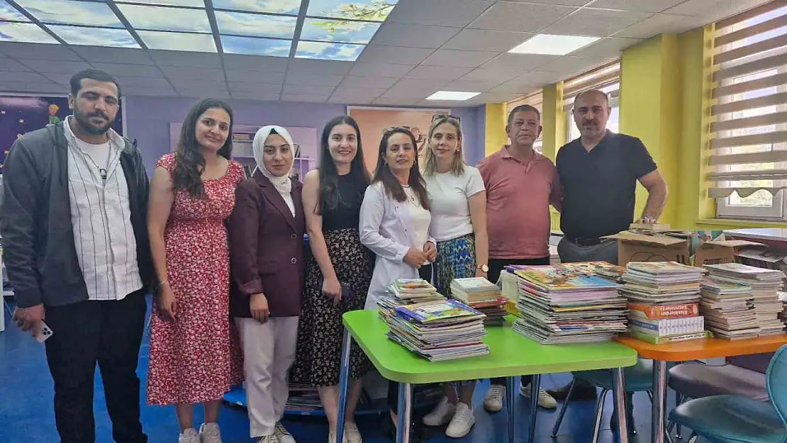 Kars'taki Üniversite Öğrencileri, İlkokul Öğrencilerine Kitap Bağışladı!