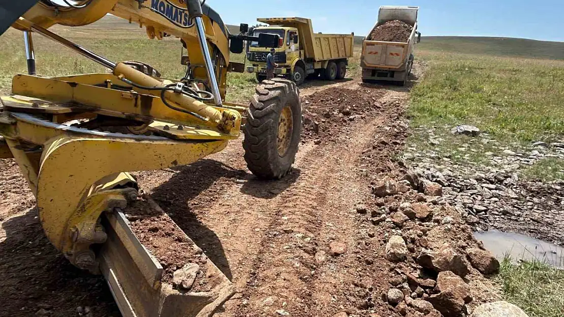 Kars'taki Yayla Yolları İnşaat Çalışmaları Devam Ediyor