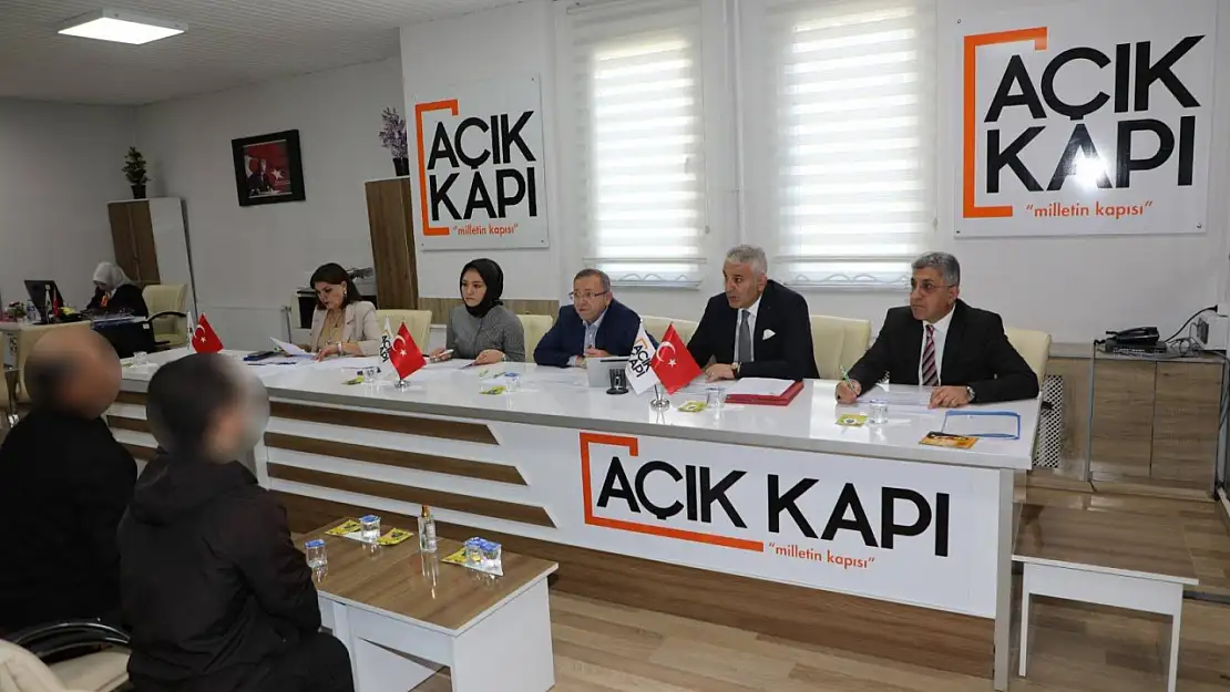 Kars Valisi Ziya Polat, Halk Günü'nde vatandaşların sorunlarını dinleyerek çözüm arayışında bulundu